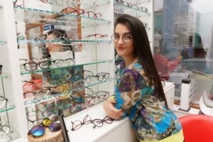 Comment travailler chez un opticien